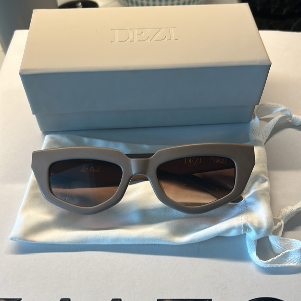 DEZI On Read sunglasses